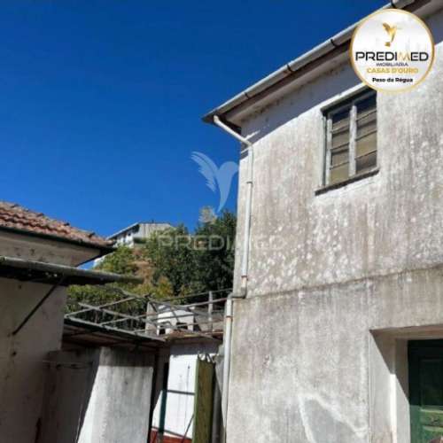 Prédio, em propriedade horizontal, com 3 lojas no rés-do-chão, 2 apartamentos t4