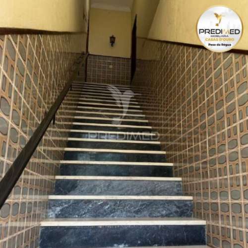 Prédio, em propriedade horizontal, com 3 lojas no rés-do-chão, 2 apartamentos t4