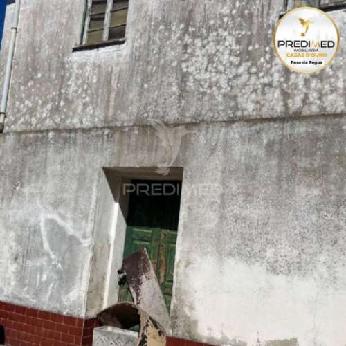 Prédio, em propriedade horizontal, com 3 lojas no rés-do-chão, 2 apartamentos t4