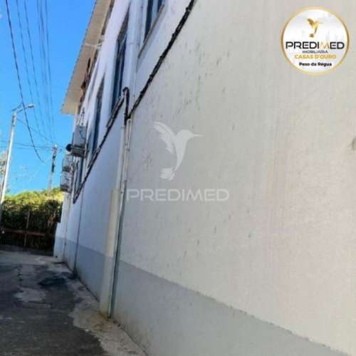 Prédio, em propriedade horizontal, com 3 lojas no rés-do-chão, 2 apartamentos t4