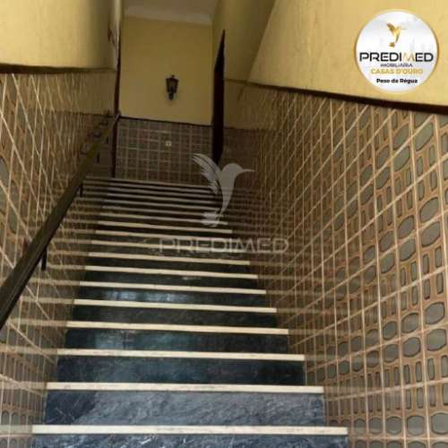 Prédio, em propriedade horizontal, com 3 lojas no rés-do-chão, 2 apartamentos t4