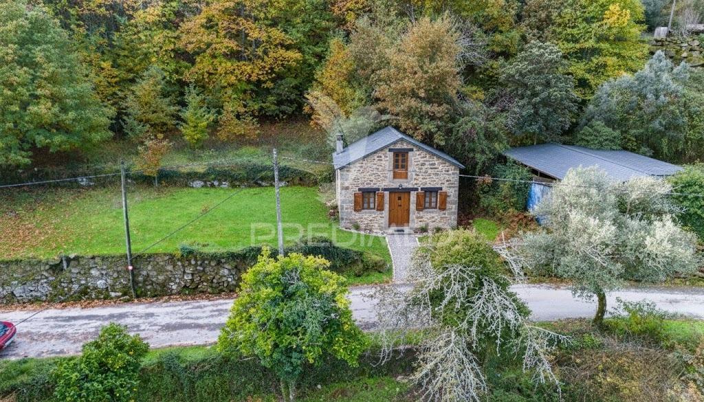 Moradia t1 em ruína em ribeira de pena