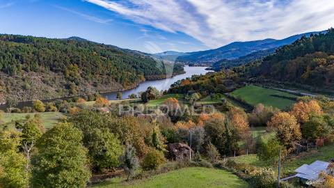 Moradia t1 em ruína em ribeira de pena