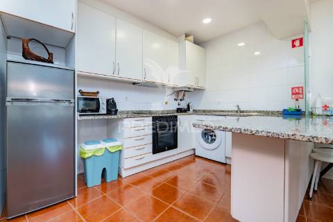 Andar moradia t1 localizado num condomínio com piscina