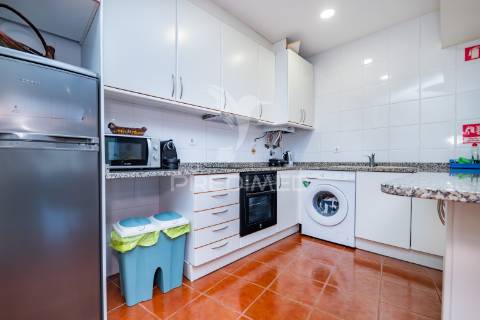 Andar moradia t1 localizado num condomínio com piscina