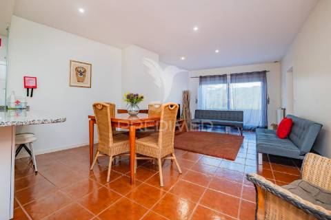 Andar moradia t1 localizado num condomínio com piscina