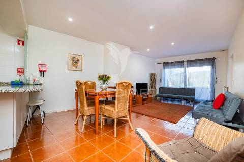 Andar moradia t1 localizado num condomínio com piscina