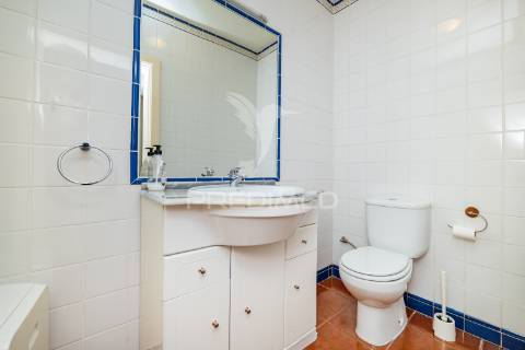 Andar moradia t1 localizado num condomínio com piscina