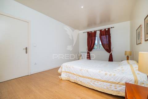 Andar moradia t1 localizado num condomínio com piscina