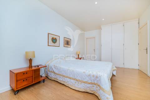 Andar moradia t1 localizado num condomínio com piscina