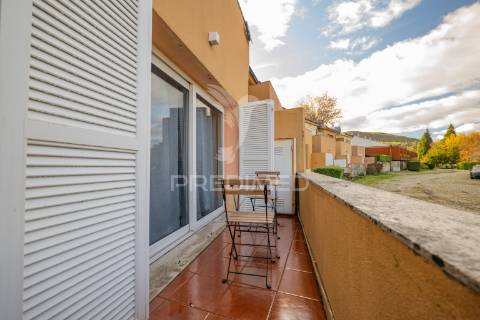 Andar moradia t1 localizado num condomínio com piscina