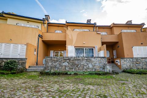 Andar moradia t1 localizado num condomínio com piscina