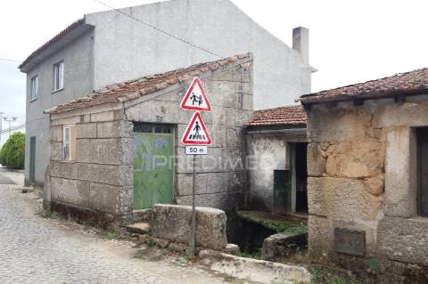 Casa antiga, para reconstrução, com projeto aprovado