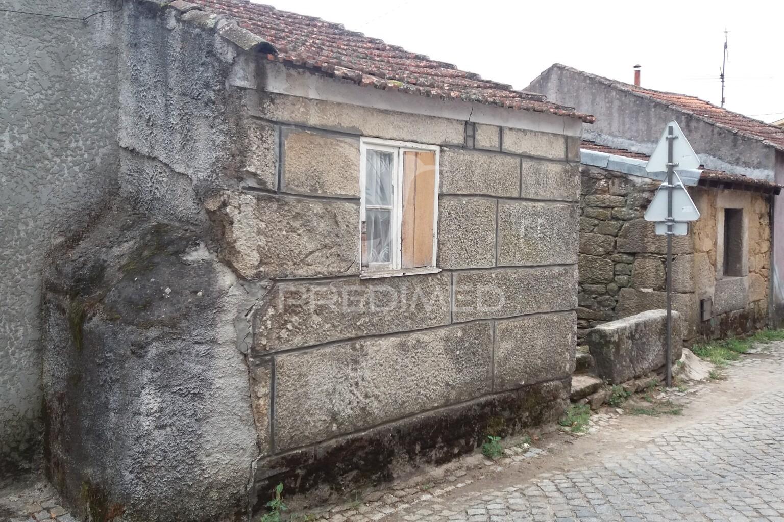 Casa antiga, para reconstrução, com projeto aprovado