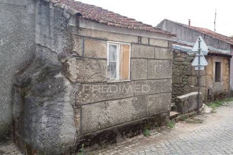 Casa antiga, para reconstrução, com projeto aprovado
