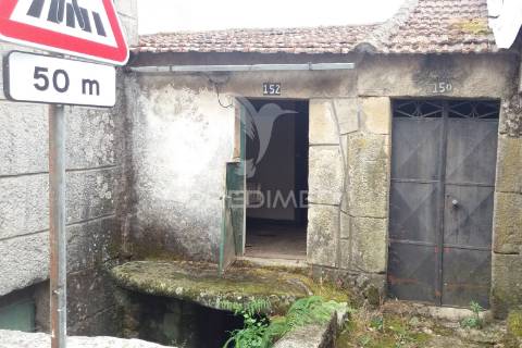 Casa antiga, para reconstrução, com projeto aprovado