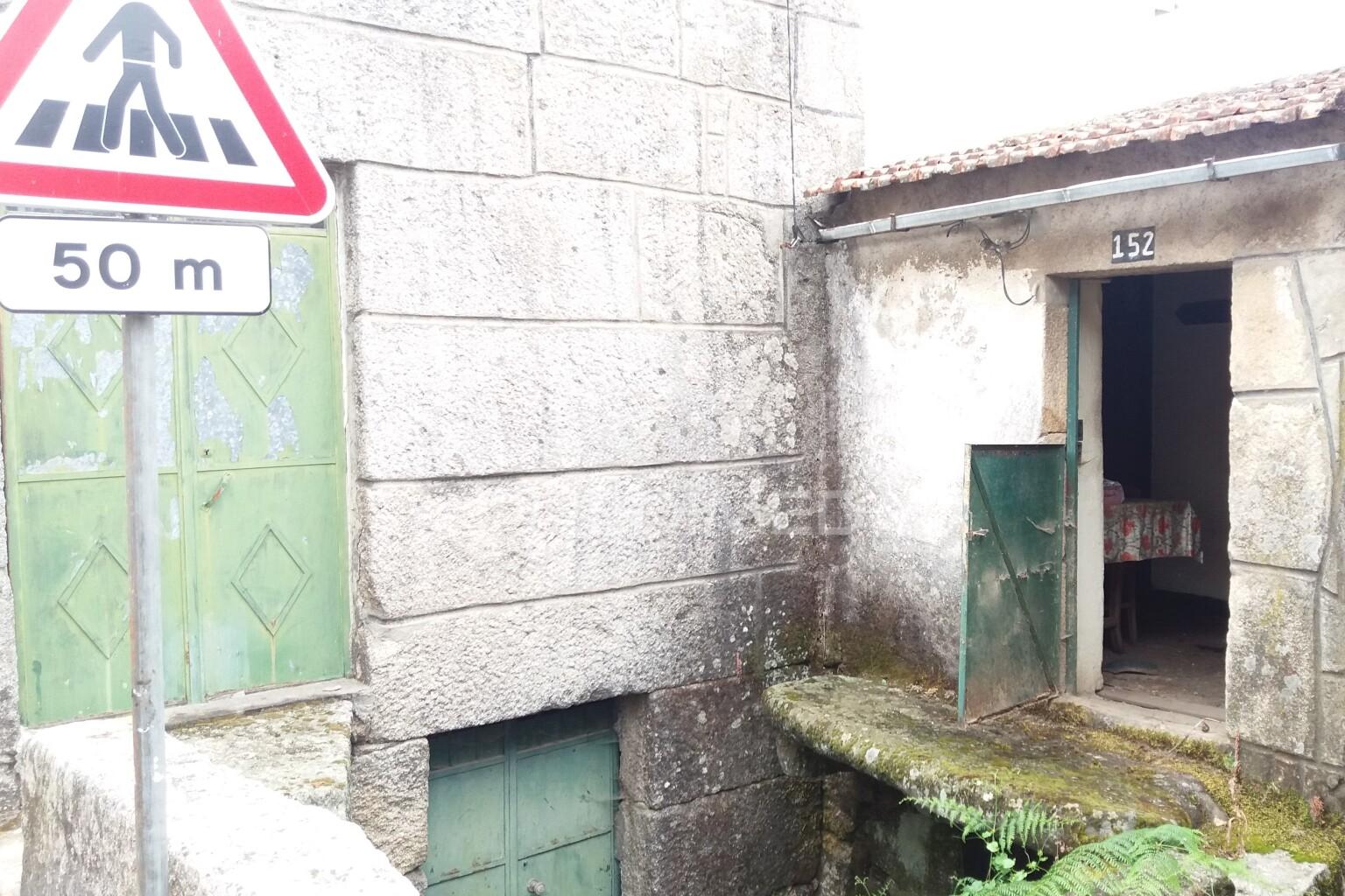 Casa antiga, para reconstrução, com projeto aprovado