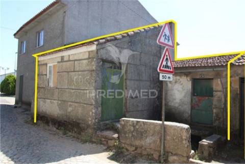 Casa antiga, para reconstrução, com projeto aprovado