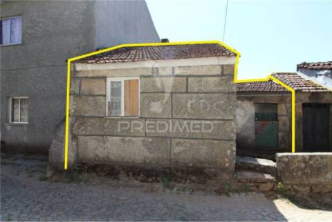 Casa antiga, para reconstrução, com projeto aprovado