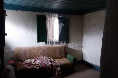 Casa antiga, para reconstrução, com projeto aprovado