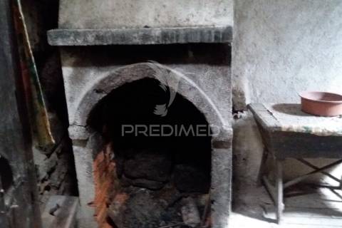 Casa antiga, para reconstrução, com projeto aprovado