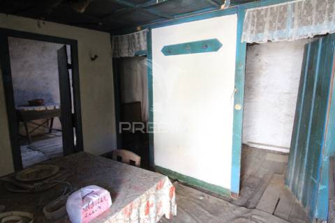 Casa antiga, para reconstrução, com projeto aprovado