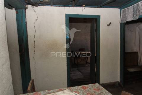 Casa antiga, para reconstrução, com projeto aprovado