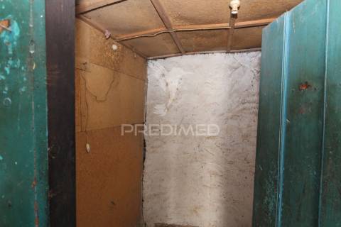 Casa antiga, para reconstrução, com projeto aprovado