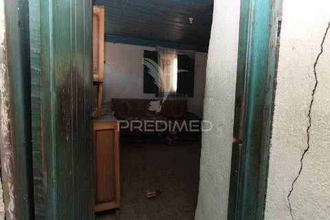 Casa antiga, para reconstrução, com projeto aprovado