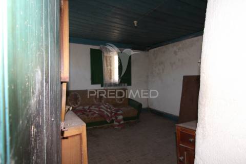 Casa antiga, para reconstrução, com projeto aprovado