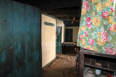 Casa antiga, para reconstrução, com projeto aprovado