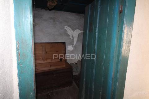 Casa antiga, para reconstrução, com projeto aprovado