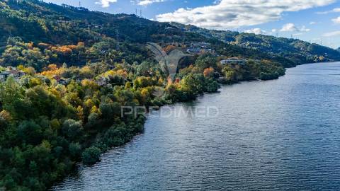 Terreno com 13290 m2 no rio cávado, gerês