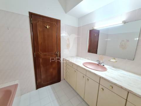 Excelente apartamento t3 com 112m2, suíte e vista rio!