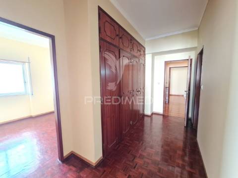 Excelente apartamento t3 com 112m2, suíte e vista rio!