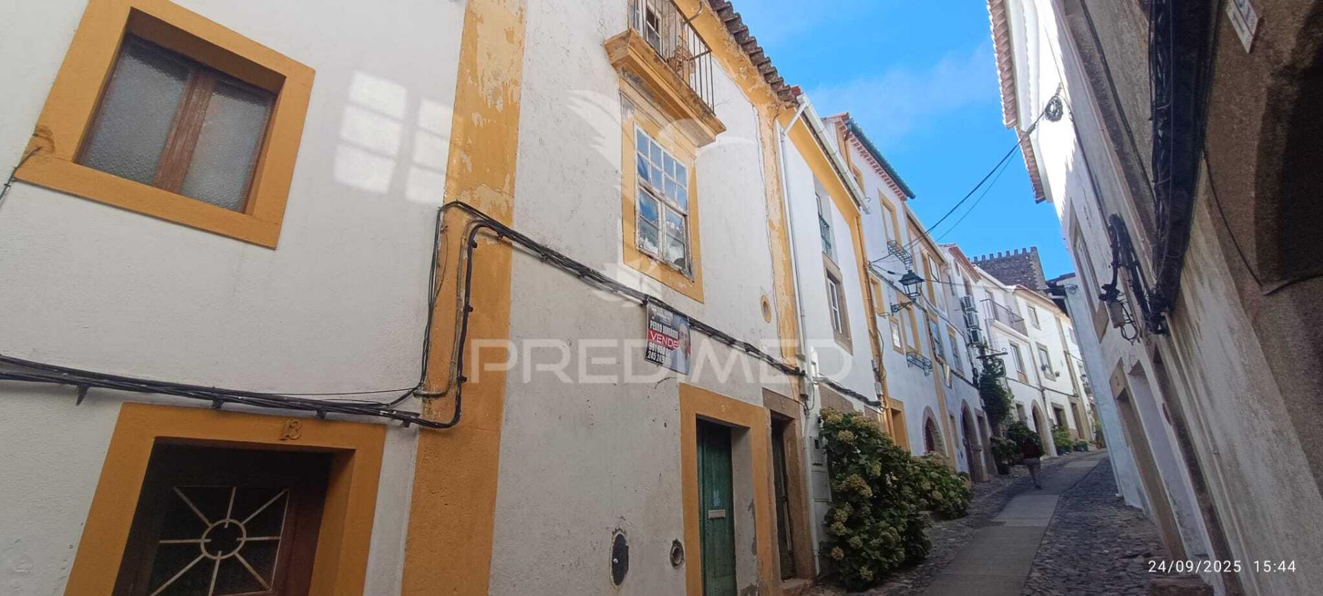 Casa típica para recuperar na zona histórica de castelo de vide