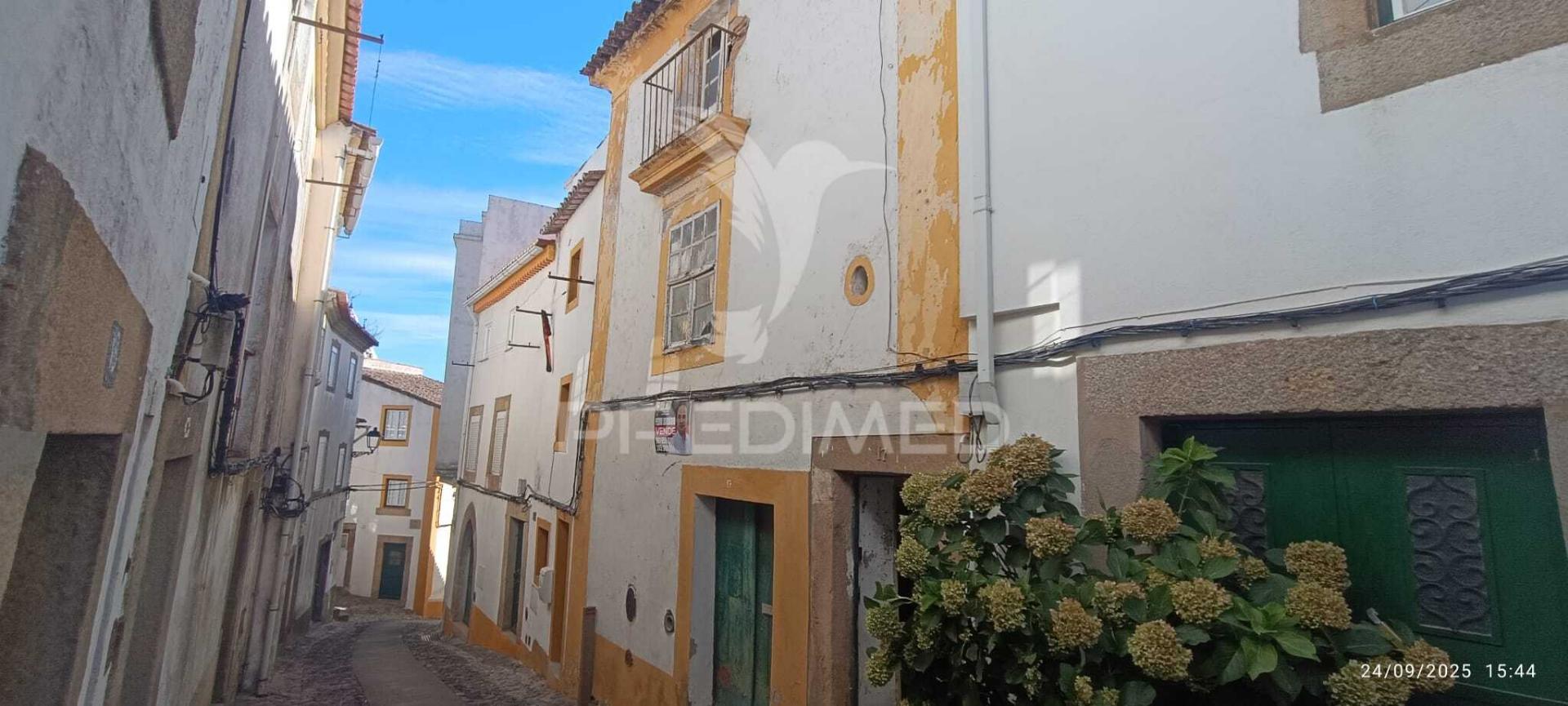 Casa típica para recuperar na zona histórica de castelo de vide