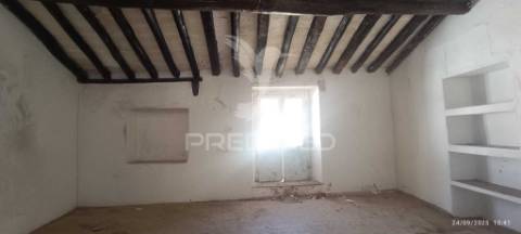 Casa típica para recuperar na zona histórica de castelo de vide