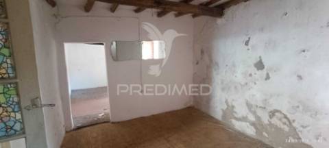 Casa típica para recuperar na zona histórica de castelo de vide