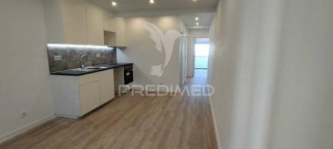 Apartamento t2 remodelado em santa iria de azóia