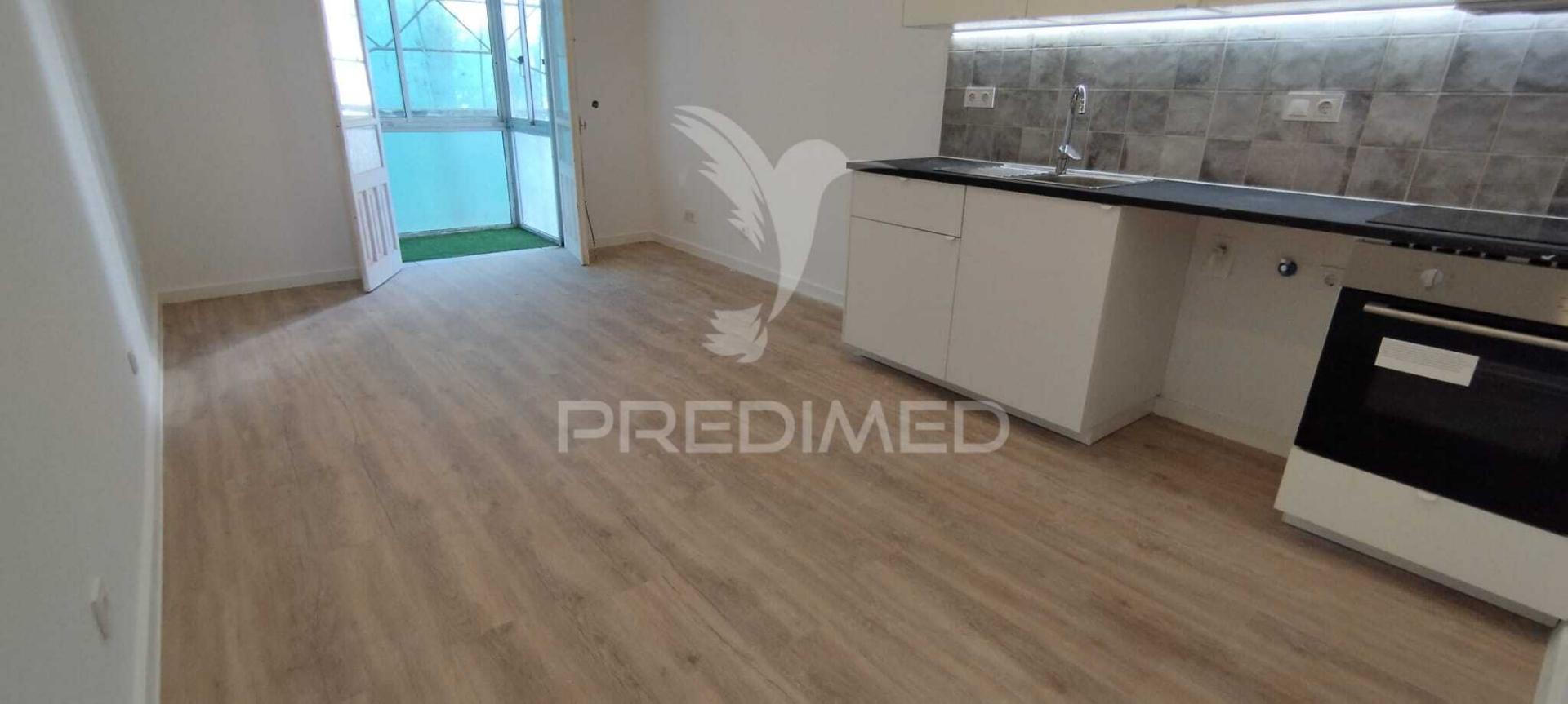 Apartamento t2 remodelado em santa iria de azóia