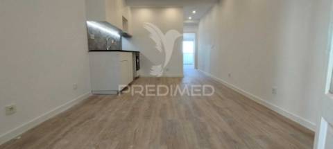 Apartamento t2 remodelado em santa iria de azóia