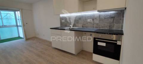 Apartamento t2 remodelado em santa iria de azóia