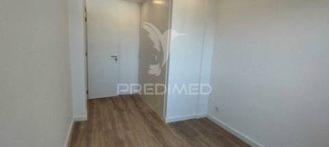 Apartamento t2 remodelado em santa iria de azóia