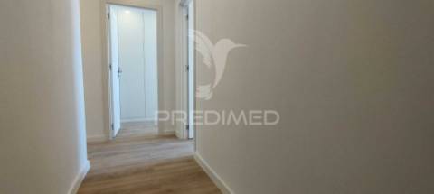 Apartamento t2 remodelado em santa iria de azóia