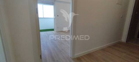 Apartamento t2 remodelado em santa iria de azóia