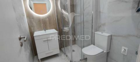 Apartamento t2 remodelado em santa iria de azóia