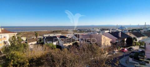 Apartamento t2 remodelado em santa iria de azóia