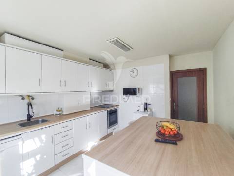 “oportunidade: t2 em excelente estado e localização premium”