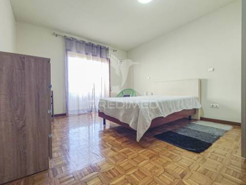 “oportunidade: t2 em excelente estado e localização premium”